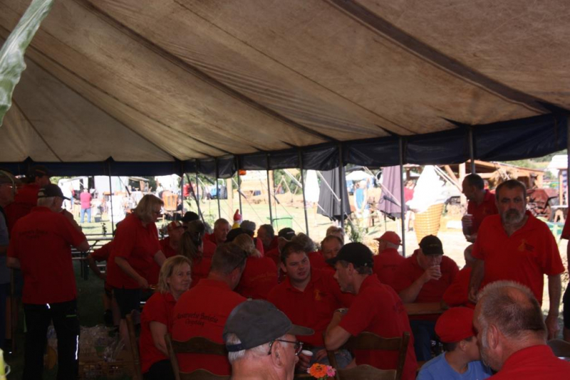 De tent is opgebouwd & het terrein ligt er fraai bij!